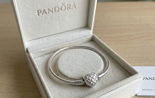 Pulsera Corazon plateado.